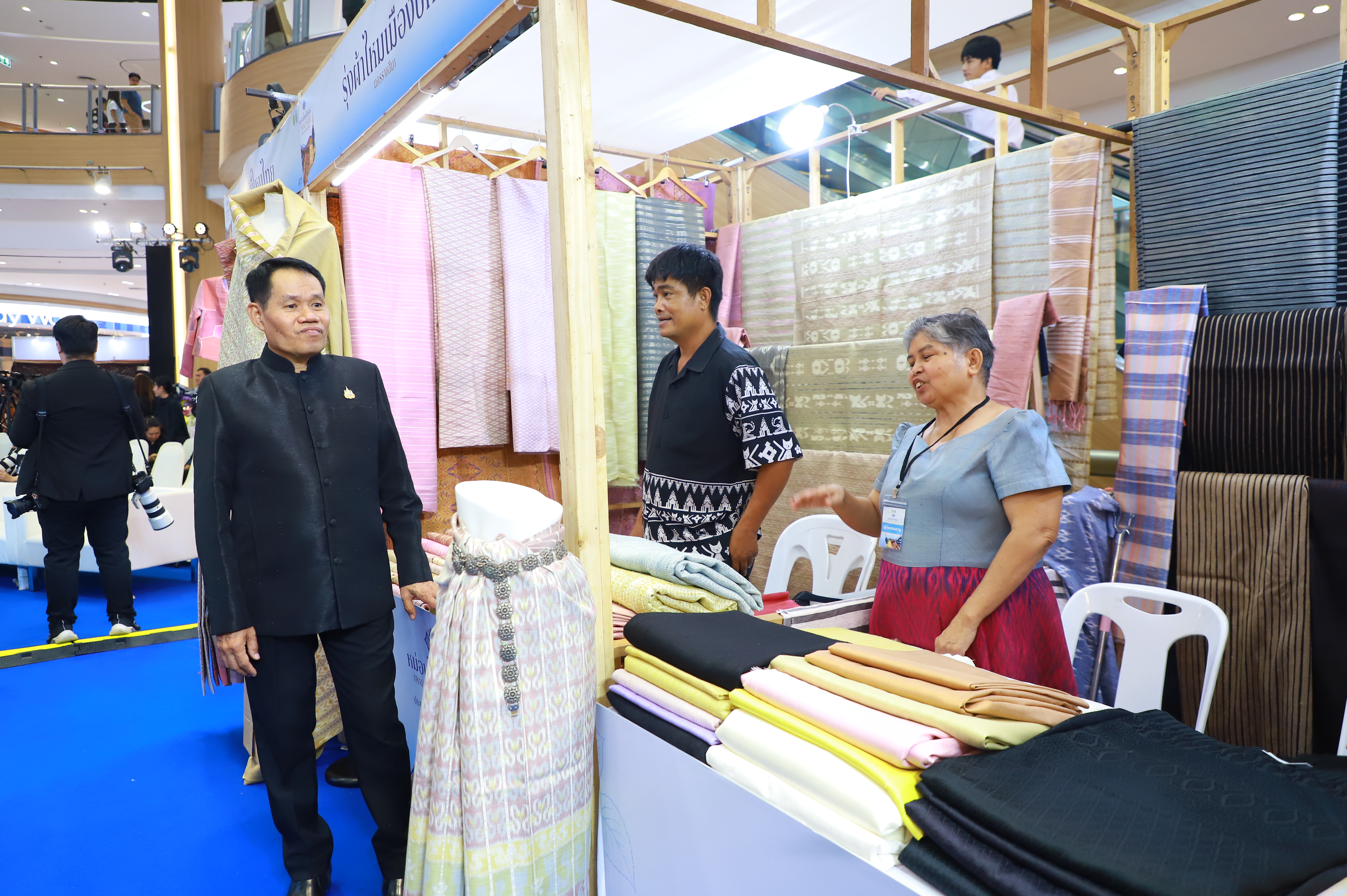 title - ส.ป.ก. ร่วมพิธีเปิดงานหม่อนไหมสัญจร ณ กรุงเทพมหานครและจังหวัดนนทบุรี ครั้งที่ 1 ชูนโยบาย ตลาดนำการผลิต เพิ่มช่องทางจำหน่าย สร้างรายได้เกษตรกร